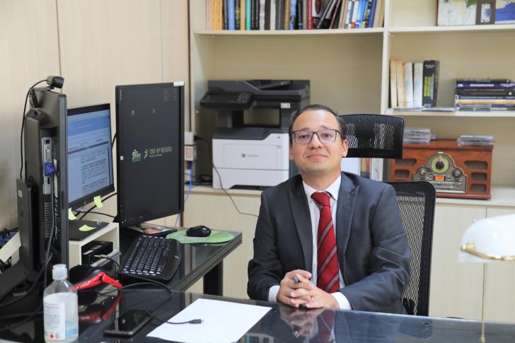 Foto do desembargador Paulo Isan Junior em seu gabinete no trt8.