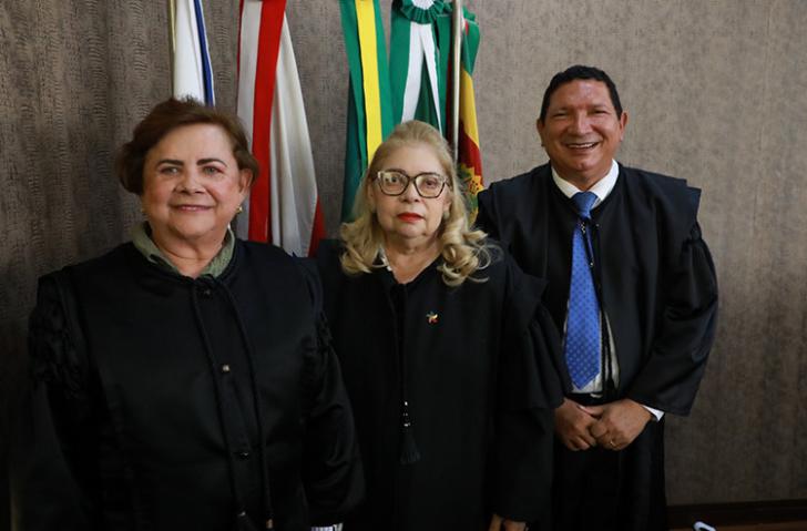 Descrição de imagem: Fotografia dos desembargadores (as) Sulamir Palmeira Monassa de Almeida, Maria Valquíria Norat Coelho e Luís José de Jesus Ribeiro.