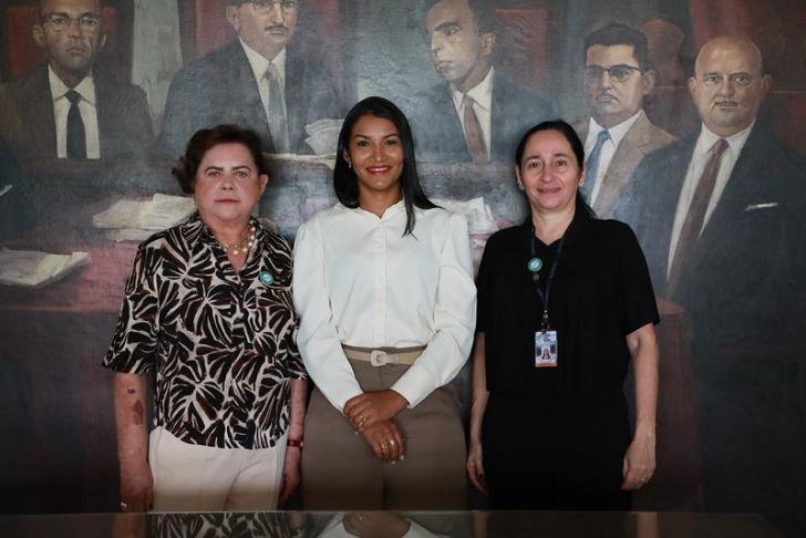 Foto colorida da vice-presidente do TRT-8, desembargadora Maria Valquíria Norat Coelho, ao lado da nova servidora Ive Caroline Soares Baia e da chefe da seção de Provimentos e Movimentações do TRT-8, Ieda Almeida, na antessala da presidência do TRT8.