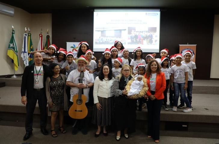 #ParaTodosVerem: Fotografia que reúne dezenas de pessoas entre homens, mulheres e crianças da Cantata de Natal.