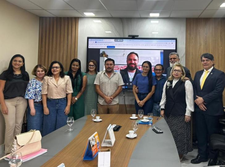 Foto colorida. Magistrados do TRT8 e o ministro do TST Lelio Bentes posam para foto ao lado de representantes do Marajó na Sala de Gestão do TRT-8.