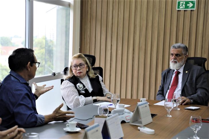 Na sala de reuniões do TRT-8, dialogam à mesa, o prefeito de São Sebatião da Boa Vista, a presidente do TRT e o ministro Lelio.