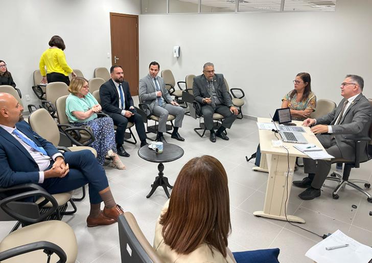 #ParaTodosVerem: Fotografia em ambiente fechado que reúne homens e mulheres em reunião