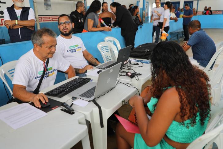 Foto colorida. Servidores do TRT8 atendem a população dentro de um ginásio no Marajó. 