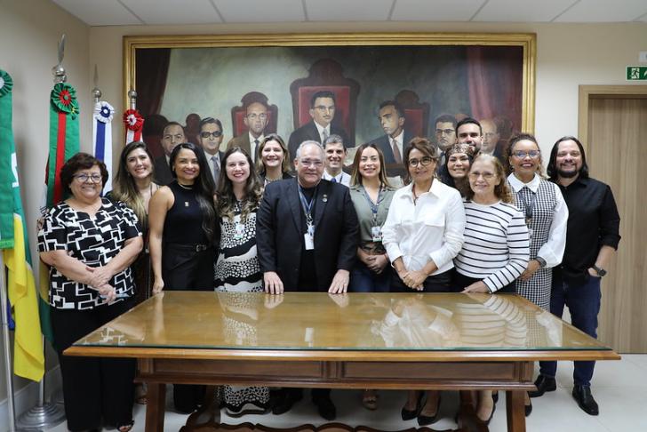 Foto colorida do servidor Norberto Lavareda junto a outros servidores durante cerimônia de posse, na antessala da Presidência.