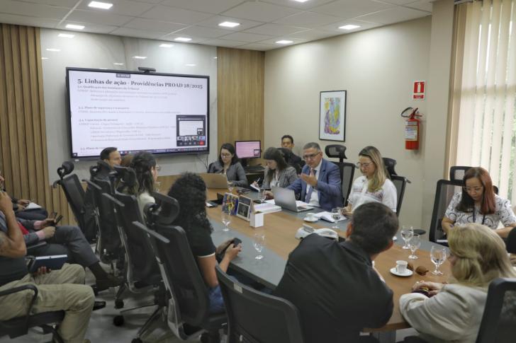 Foto colorida da sala de gestão do TRT-8 durante reunião do grupo de trabalho da COP 30.