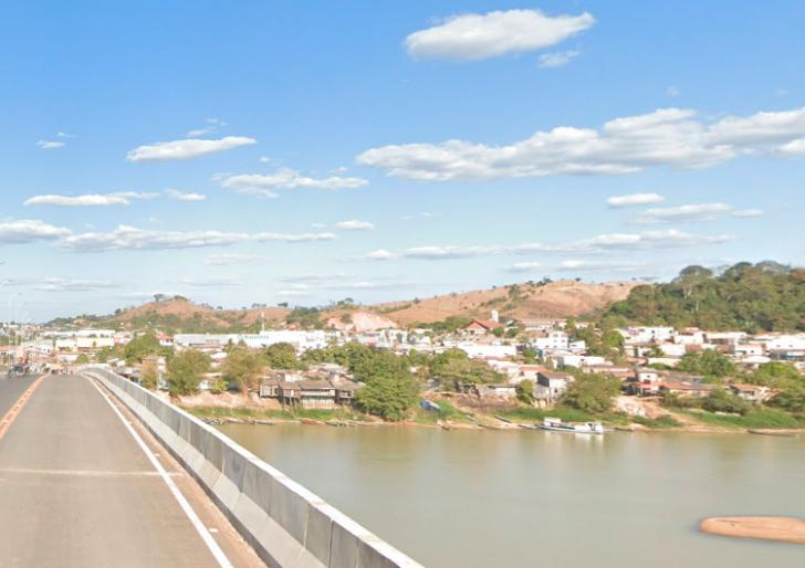 Reprodução de imagem do Google Maps. Vista da orla da cidade de Xinguara a partir da ponte sobre o Rio Fresco.