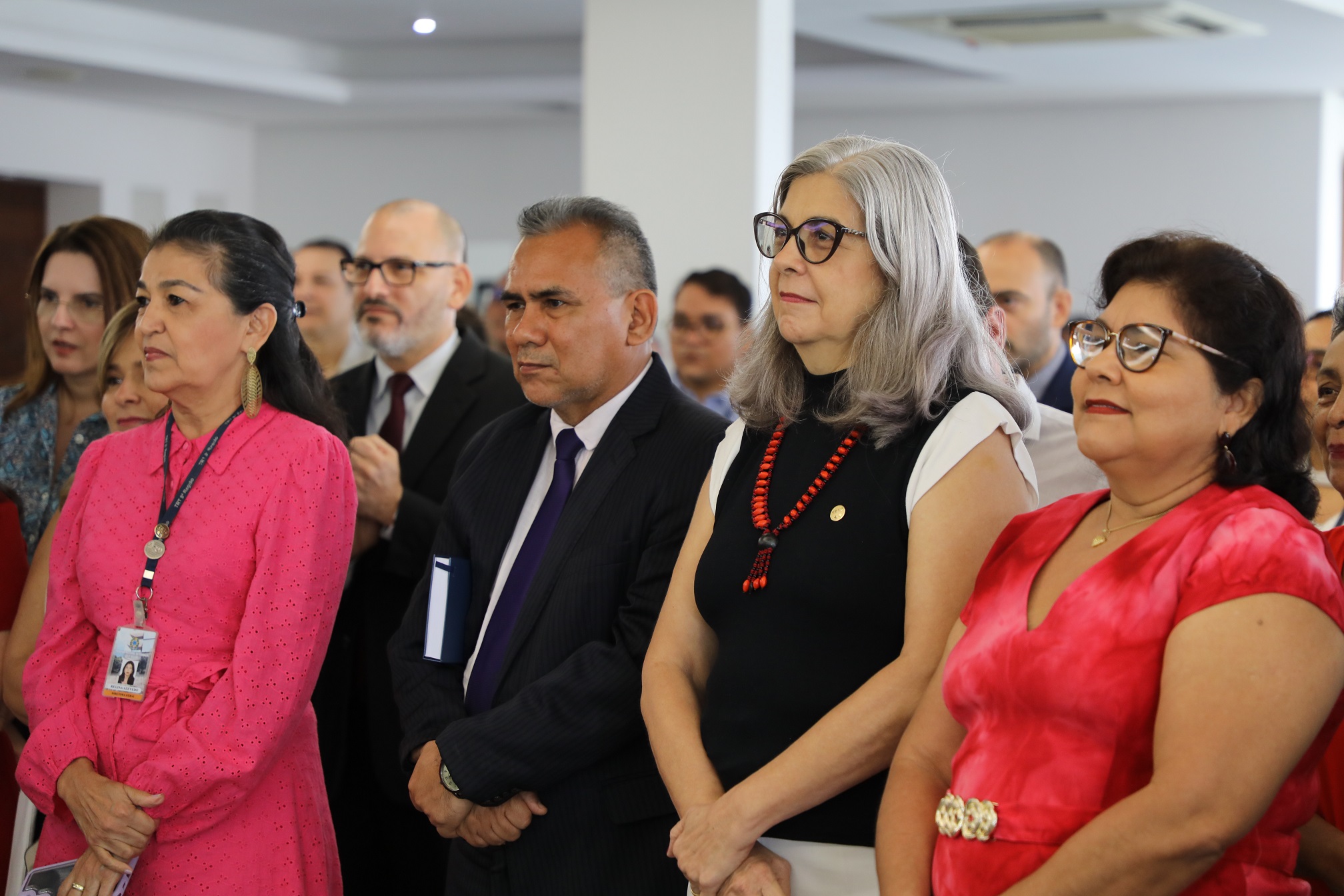 Foto colorida mostra na plateia do evento, em destaque, a vice-presidente do trt-8 ida selene sirotheau, junto a outros servidores.