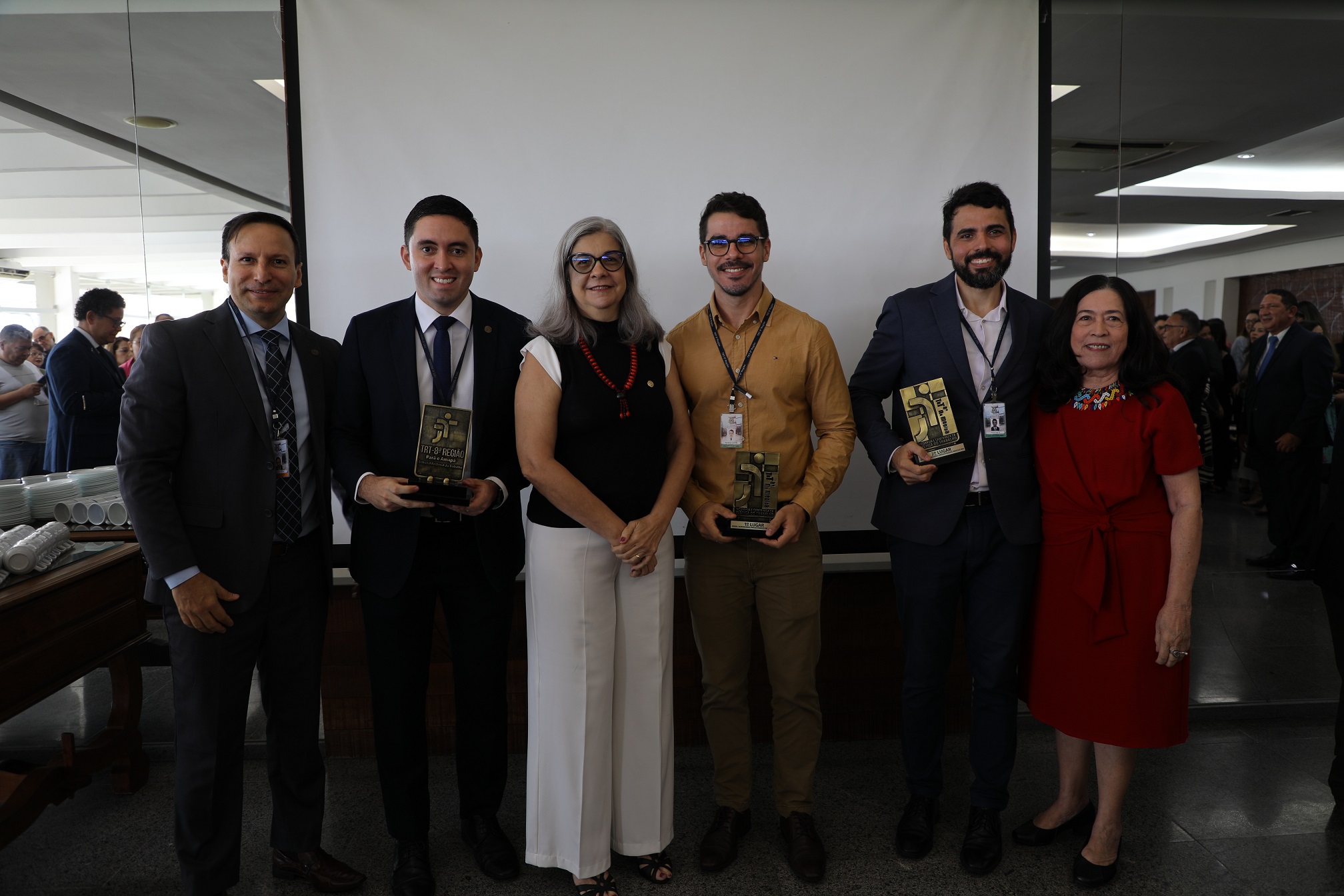 Vencedores da 1ª corrida do trt-8 posam com seus troféus, recebeido das mãos do secretário geral da presidência, a vice-presidente e a corregedora regional do trt8, no salão nobre do trt8.