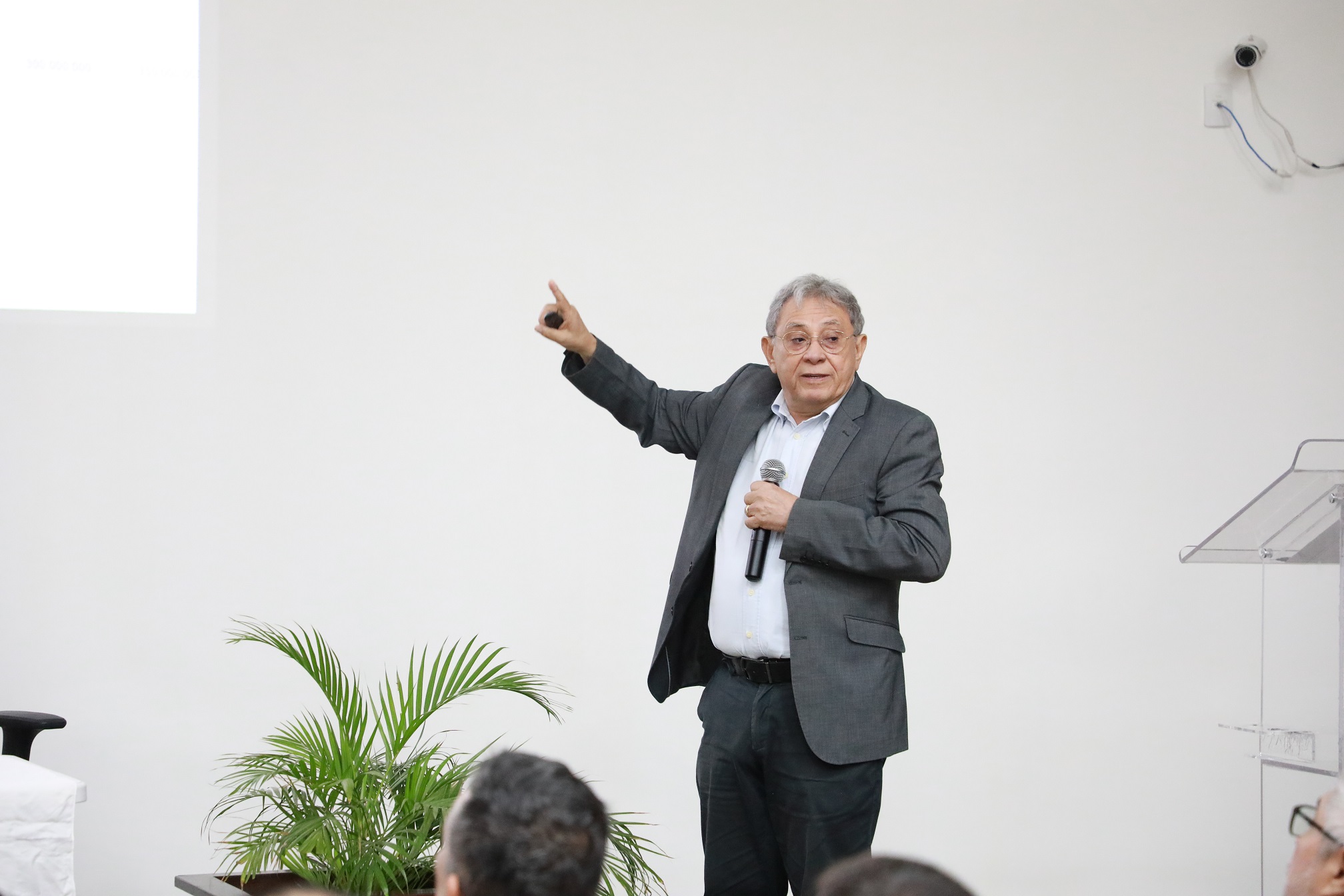 Foto colorida do professor Francisco de Assis, durante palestra no seminário de mudanças climáticas.