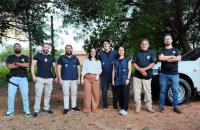 Foto colorida. Em uma estrada de terra, com árvores ao fundo, posam para a foto, lado a lado, magistrado e servidores do TRT-8, além de policiais federais e advogada convidada da itinerância em Conceição do Araguaia.