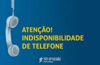 Descrição de imagem: Arte com fundo azul. No centro, ao lado esquerdo, um telefone pendurado pelo fio. Ao lado, o informe "Atenção! Indisponibilidade de telefone" em amarelo. Abaixo, a logo do TRT8.