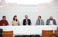 Foto colorida da mesa de abertura do seminário, com a presença de paulo gaia, rejane alves, desembargador marcus augusto losada, desembargador paulo isan junior e arthur homci.