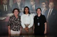 Foto colorida da vice-presidente do TRT-8, desembargadora Maria Valquíria Norat Coelho, ao lado da nova servidora Ive Caroline Soares Baia e da chefe da seção de Provimentos e Movimentações do TRT-8, Ieda Almeida, na antessala da presidência do TRT8.