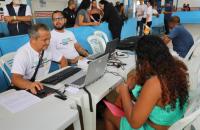 Foto colorida. Servidores do TRT8 atendem a população dentro de um ginásio no Marajó. 