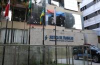 Foto colorida da fachada da sede do TRT-8, em Belém.