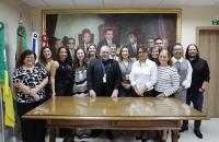 Foto colorida do servidor Norberto Lavareda junto a outros servidores durante cerimônia de posse, na antessala da Presidência.