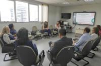 Foto colorida da sala de aula da Ejud onde integrantes do Programa Diversidade e Empregabilidade falam aos convidados.